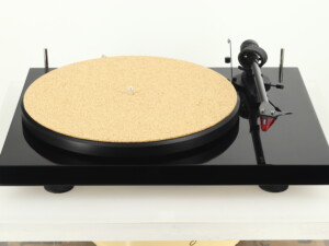 Pro-Ject Debut Carbon Turntable - Black - Image 2