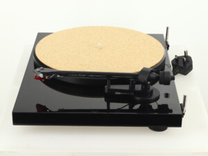 Pro-Ject Debut Carbon Turntable - Black - Image 3