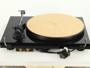 Pro-Ject Debut Carbon Turntable - Black - Image 4
