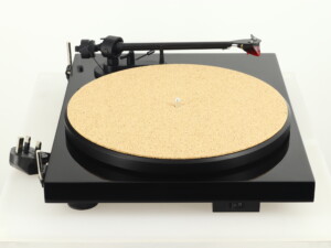 Pro-Ject Debut Carbon Turntable - Black - Image 5