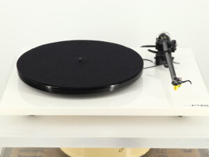 Rega RP6 Turntable - White / Exact Cartridge