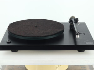 Rega Planar 3 Turntable / Carbon Cartridge