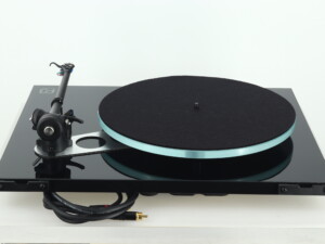 Rega Planar 3 Turntable - Black / Elys 2 Cartridge - Image 4