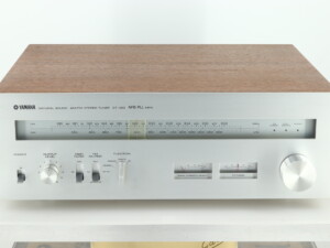 Yamaha CA-2010 Integrated Amplifier and CT-1010 AM/FM Stereo Tuner - Image 3