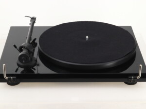Pro-Ject Debut III SE Turntable - Black - Image 4