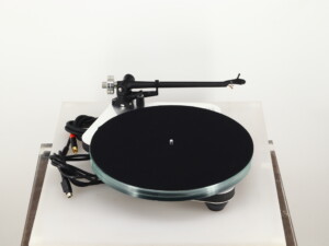 Rega Planar 8 Turntable - White, no cartridge - Image 5