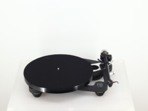 Rega Planar 8 Turntable / Ania Pro Cartridge